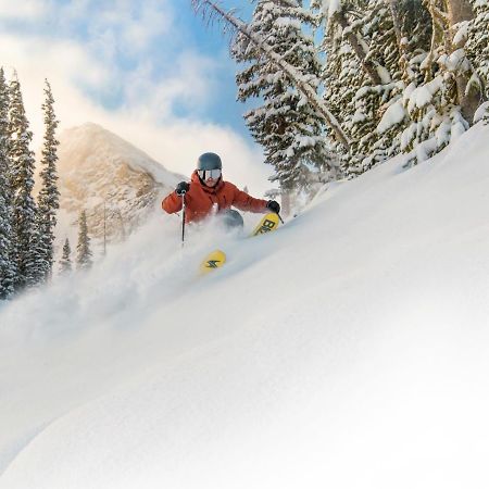 Two Bedroom Condo With Balcony Over Mountaineer Square - Just Steps From The Slopes! Condo Крестед Бют Екстериор снимка